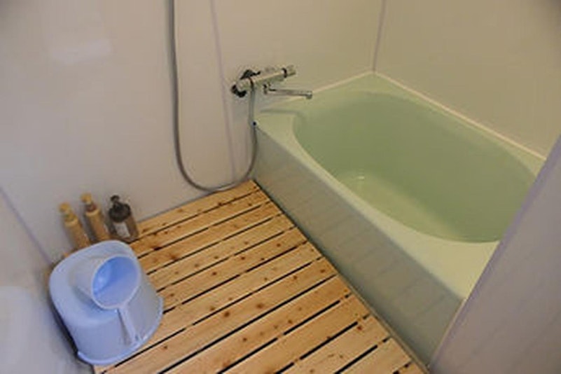 【おふろ】シャワーと湯舟、どこか懐かしいお風呂です。