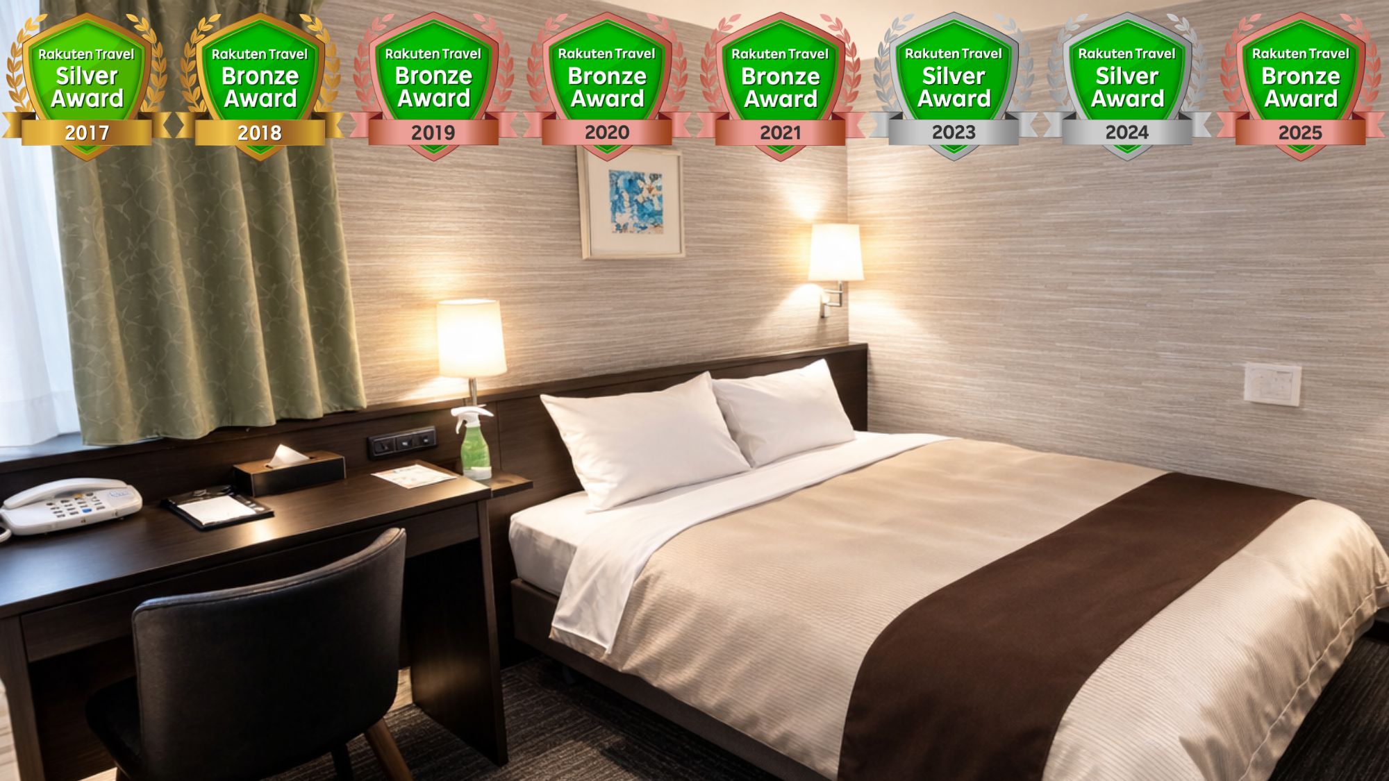 やさしい灯りに包まれた、落ち着きのある客室です。 清潔感を大切に整えた空間で、出張や観光の疲れをゆっくりと癒していただけます。本厚木駅徒歩１分の好立地で、到着後すぐにくつろぎの時間へ。最大２１時間滞在可能なゆとりも魅力です。楽天トラベルアワード受賞歴のある、安心して選ばれてきたホテルで快適なひとときをお過ごしください。