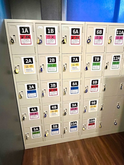 貴重品用ロッカーが各室内にございます