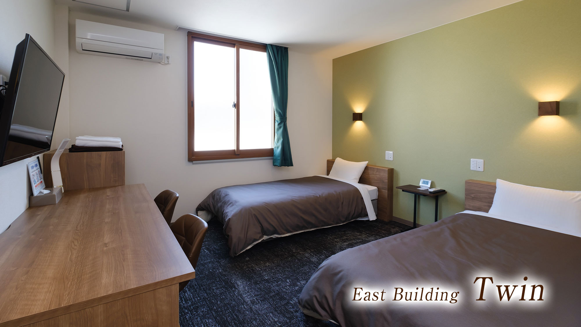 【東館ツイン】シャワーブース付／ワイドデスクのある上質空間