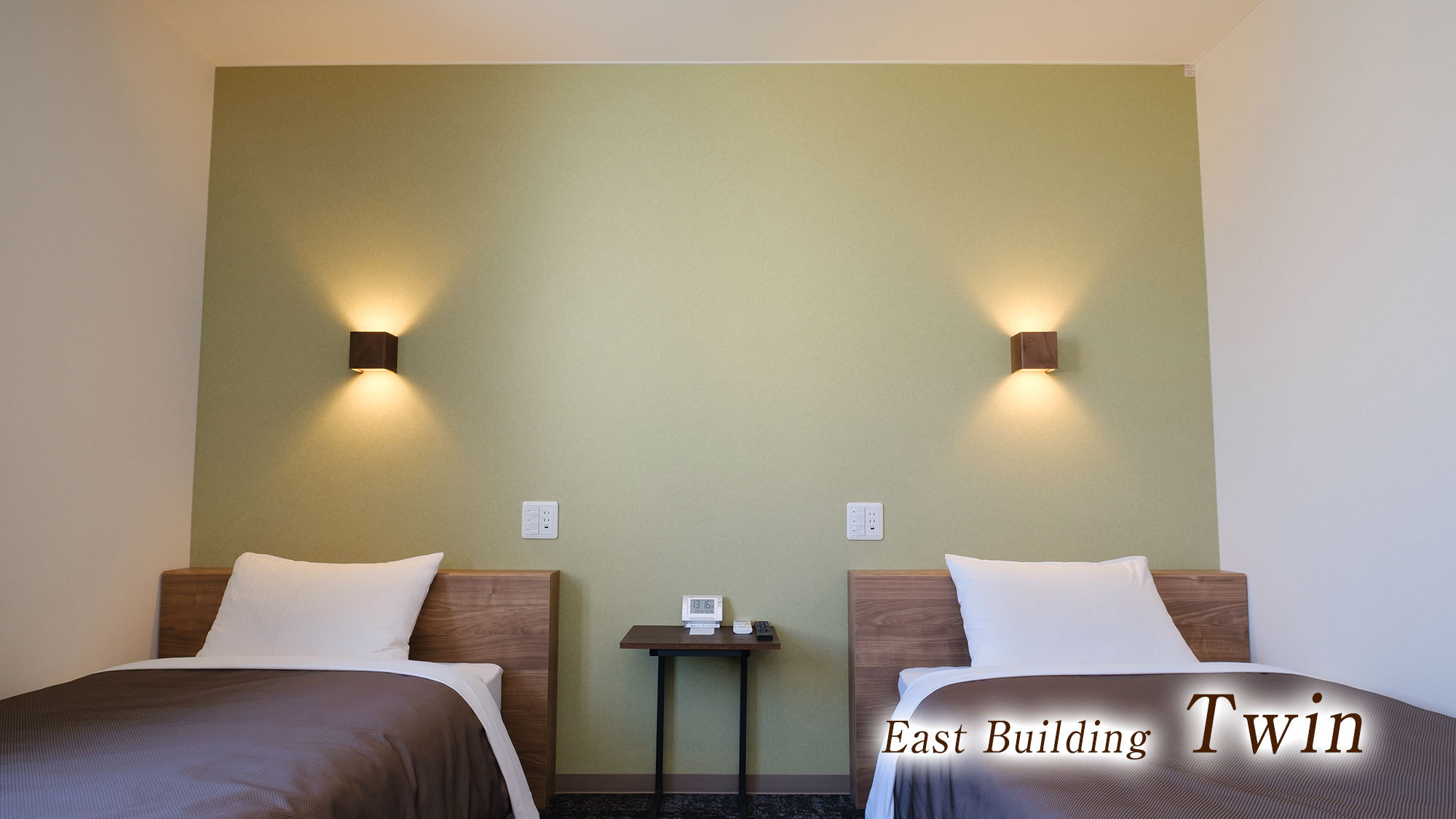 【東館ツイン】【シングルベッド2台】シャワーブース付／ワイドデスクのある上質空間