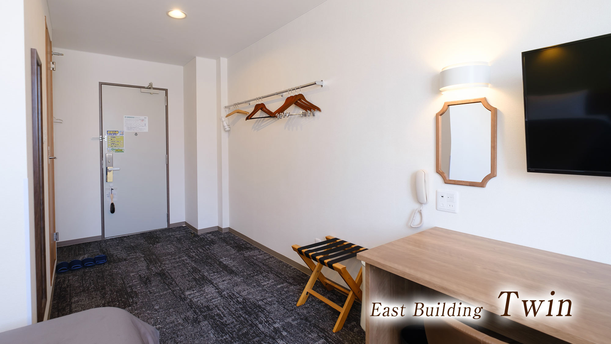 【東館ツイン】シャワーブース付／ワイドデスクのある上質空間