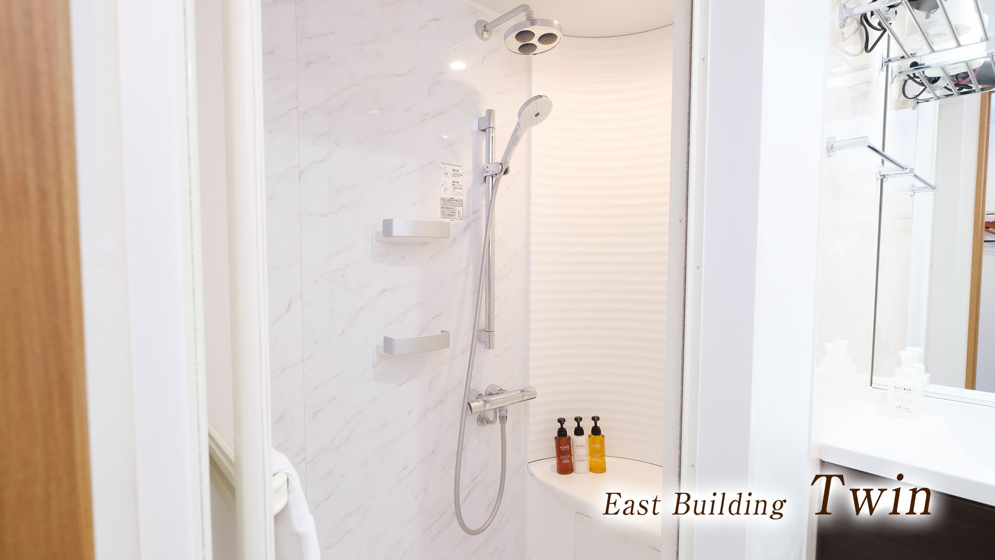 【東館ツイン】【シャワーブース付】ワイドデスクのある上質空間