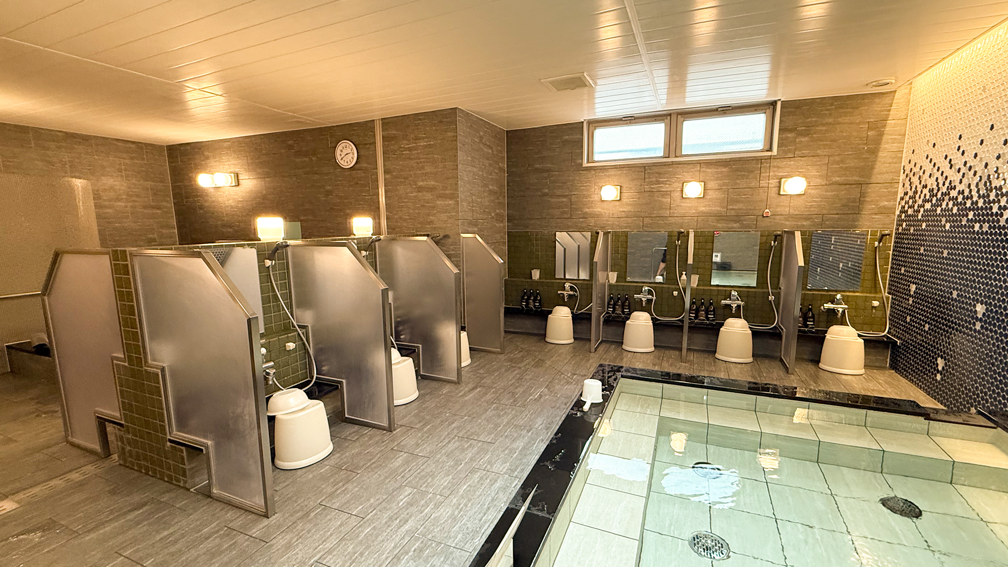 【大浴場・男湯】洗い場は10ヶ所ございます