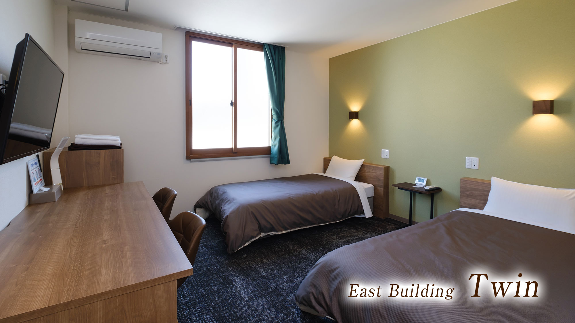 【東館ツイン】シャワーブース付／ワイドデスクのある上質空間