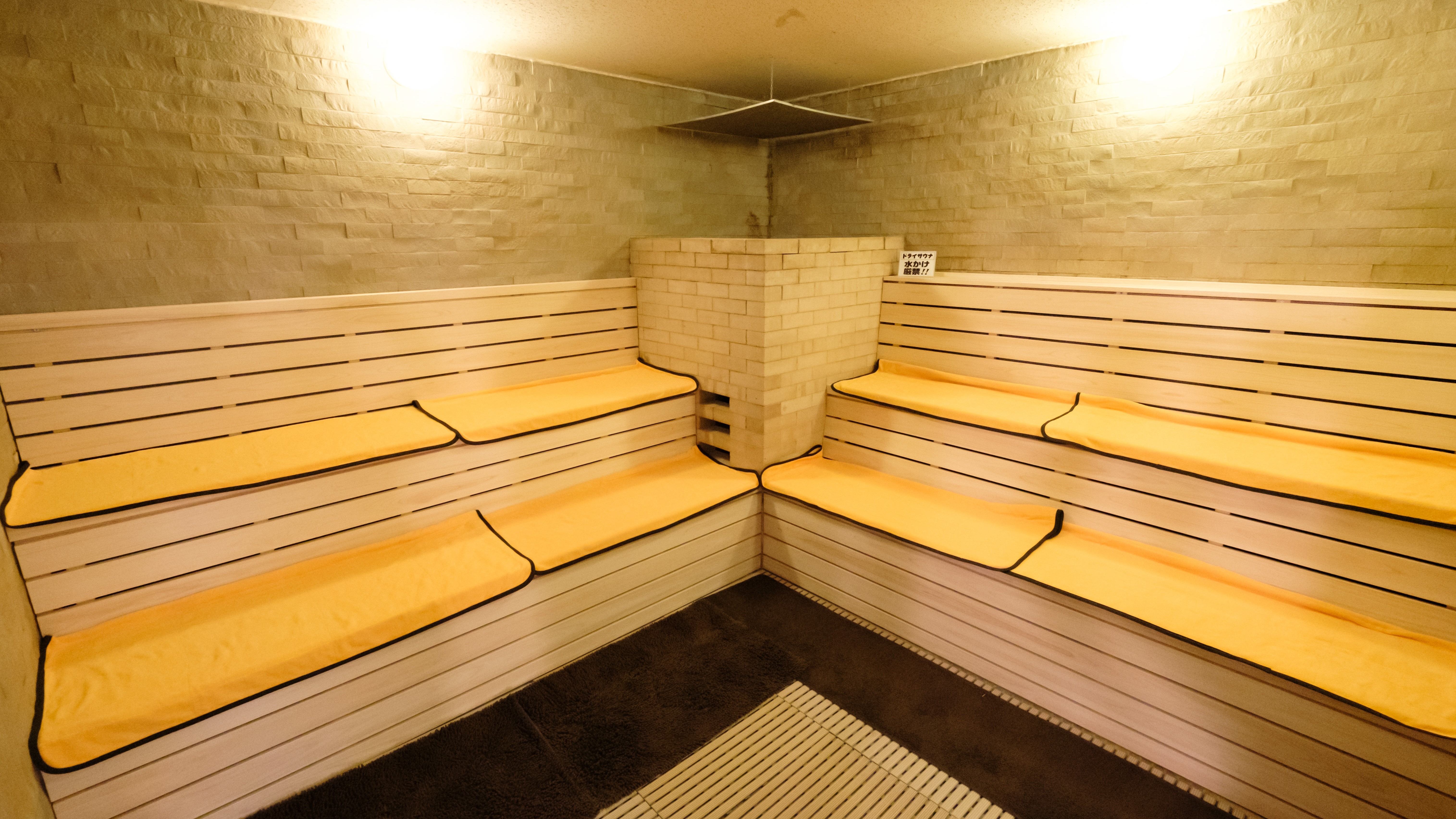 ◆天然温泉ゆるりん・大浴場◆ 　ご利用時間：午後３時～翌朝１０時までオールナイト！ 　源泉かけ流しの天然温泉（約３６℃）で癒されてください♪♪ 　沸かし湯（約４１℃）もございます。 　男湯のみサウナ（オールナイト利用可）完備。 　※客室のタオルをお持ちください。 　※入れ墨（タトゥー）の入った方のご入浴は固くお断り致します。 　※マナーを守って皆様が気持ち良くご入浴できますようご協力願います。