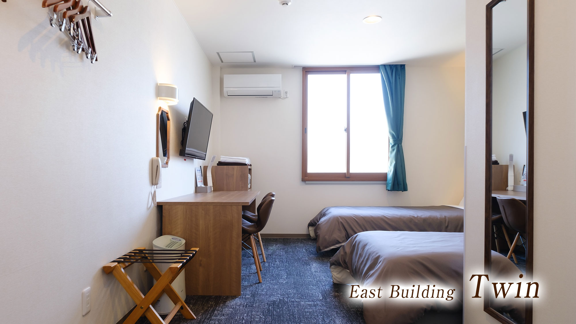 【東館ツイン】シャワーブース付／ワイドデスクのある上質空間
