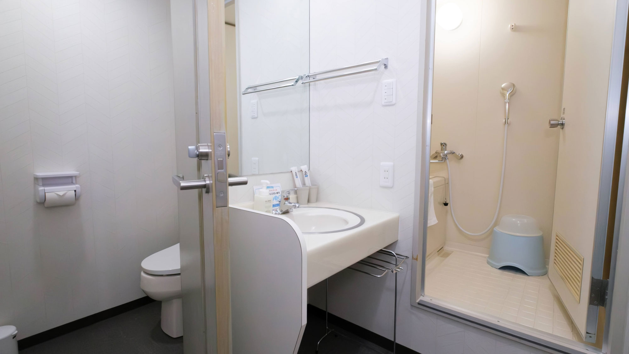 【西館ツイン】【水回り・トイレとお風呂は別々です】角部屋（最大６名様まで可能ですがプランに準じます）