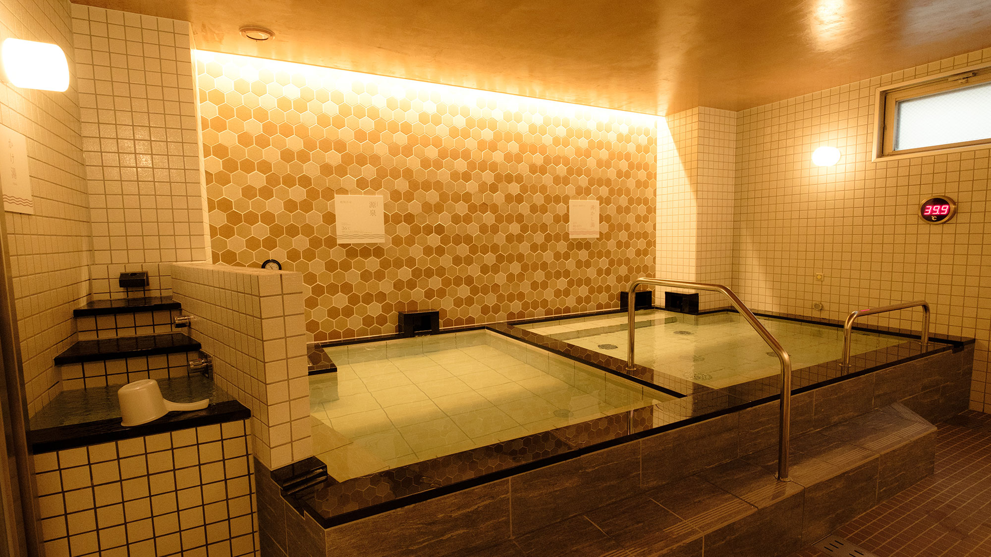 ◆天然温泉ゆるりん・大浴場◆　ご利用時間：午後３時～翌朝１０時までオールナイト！　源泉かけ流しの天然温泉（約３６℃）で癒されてください♪♪　沸かし湯（約４１℃）もございます。　男湯のみサウナ（オールナイト利用可）完備。　※客室のタオルをお持ちください。　※入れ墨（タトゥー）の入った方のご入浴は固くお断り致します。　※マナーを守って皆様が気持ち良くご入浴できますようご協力願います。