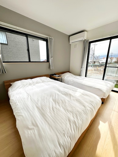 １F：洋室1はダブルベッドが1つ、シングルが1つ 