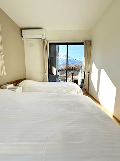 １F：洋室1はダブルベッドが1つ、シングルが1つ 