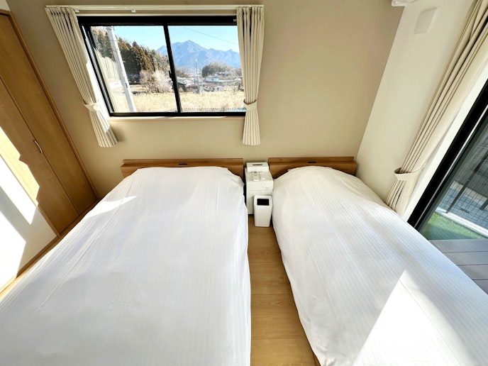 １F：洋室1はダブルベッドが1つ、シングルが1つ 