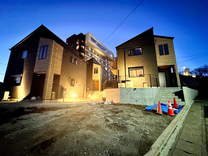 夜の外観はライトアップされ足元が見えやすくなっております