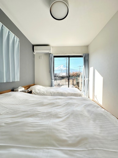 洋室1はダブルベッドが1つ、シングルが1つ 