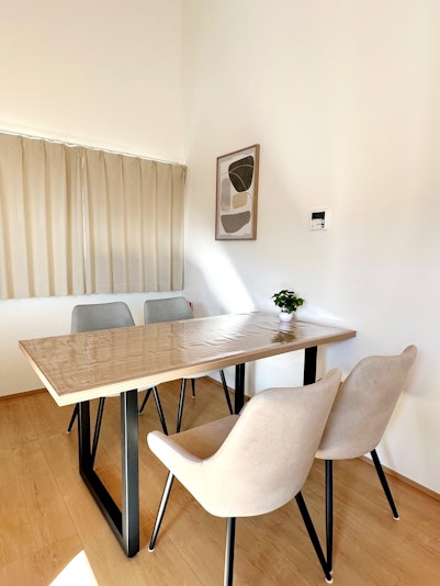 テーブルではお食事をお楽しみいただけます。