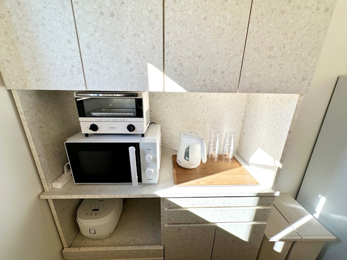 オーブン、レンジ、ポット、炊飯器のご用意があります。