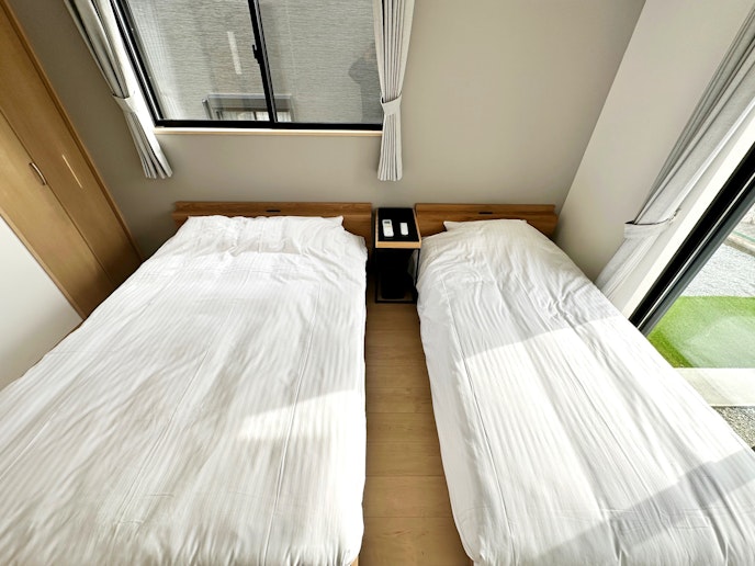 １F：洋室1はダブルベッドが1つ、シングルが1つ 