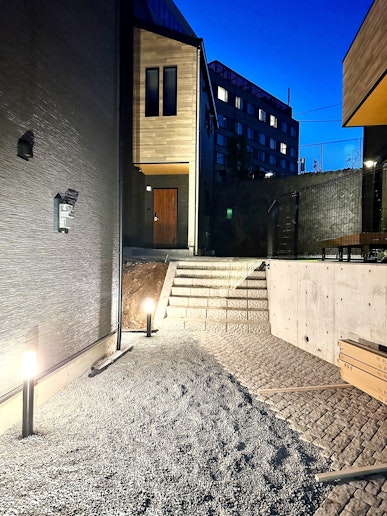 夜の外観はライトアップされ足元が見えやすくなっております