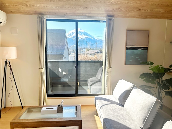 窓からから見える綺麗な富士山が映えます