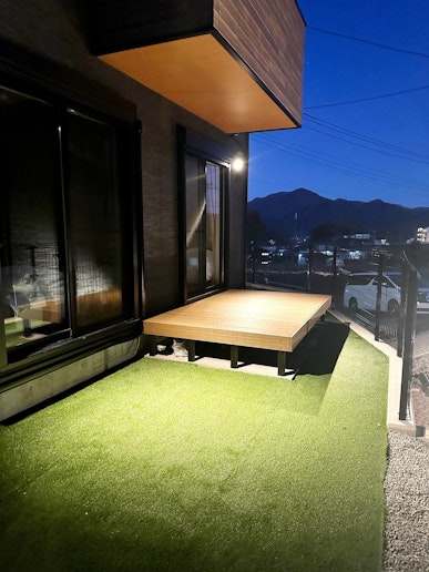 鵜っとデッキでは景色を見ながらくつろぐことができます