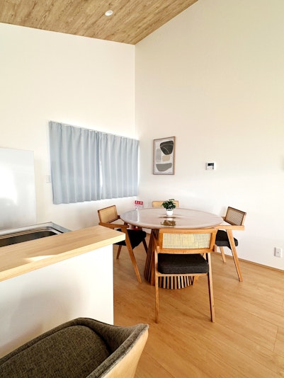 テーブルではお食事をお楽しみいただけます。