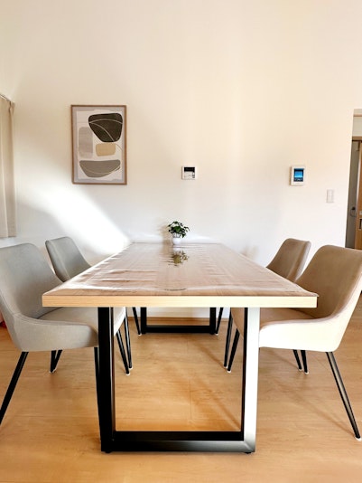 テーブルではお食事をお楽しみいただけます。