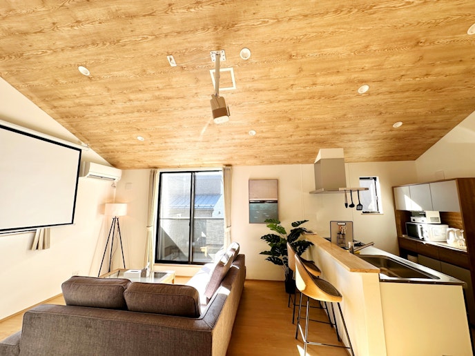 カウンターではお食事をお楽しみいただけます。