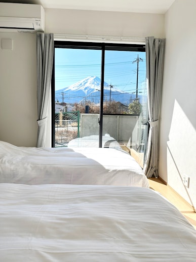 １F：洋室1はダブルベッドが1つ、シングルが1つ 