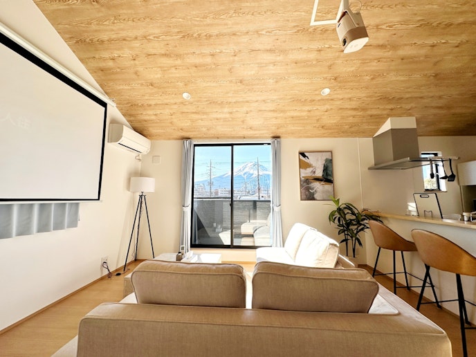 プロジェクター完備で大画面でお楽しみいただけます。