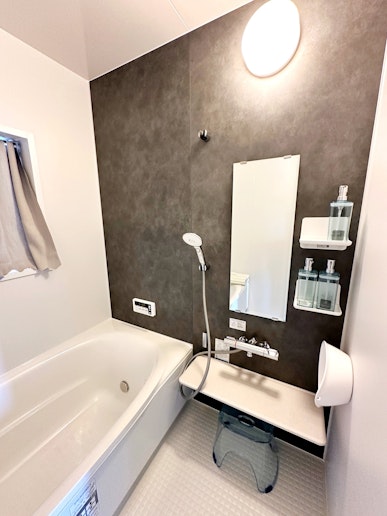 アメニティとしましては ・バスタオル ・スリッパ ・シャンプ ・コンディショナー...