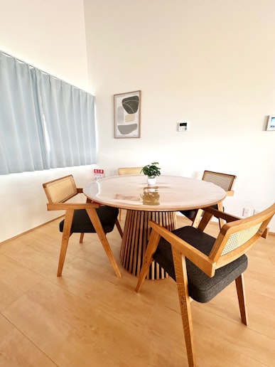 テーブルではお食事をお楽しみいただけます。