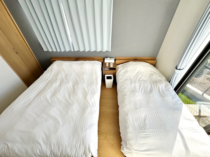 洋室1はダブルベッドが1つ、シングルが1つ 