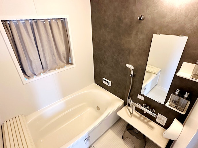 アメニティとしましては ・バスタオル ・スリッパ ・シャンプ ・コンディショナー...