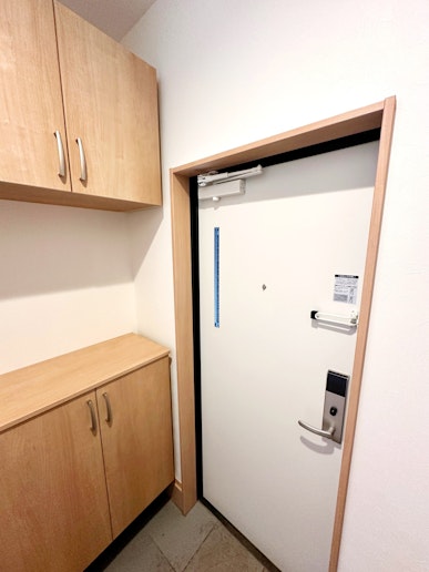 玄関は靴をしまえる下駄箱付き