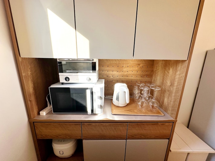 オーブン、レンジ、ポット、炊飯器があります