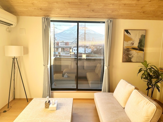 窓から見える富士山が映えます