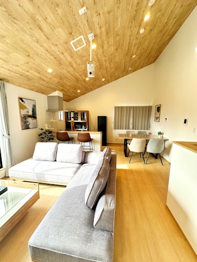 テーブルではお食事をゆっくりと楽しむことができます。