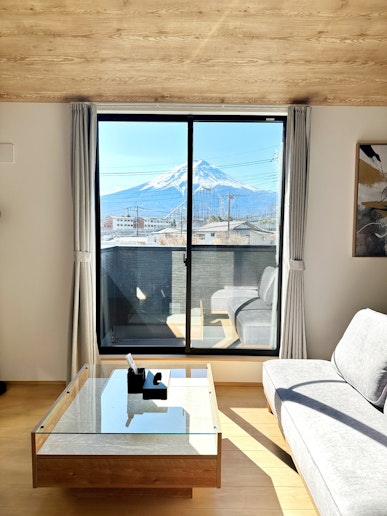 窓から見える景色は最高で、富士山が綺麗に映ります