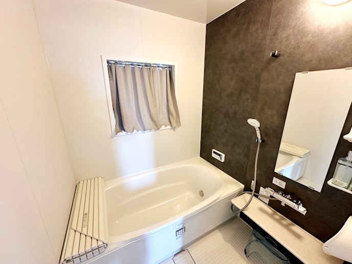 浴槽は足を延ばして広々とご利用可能！