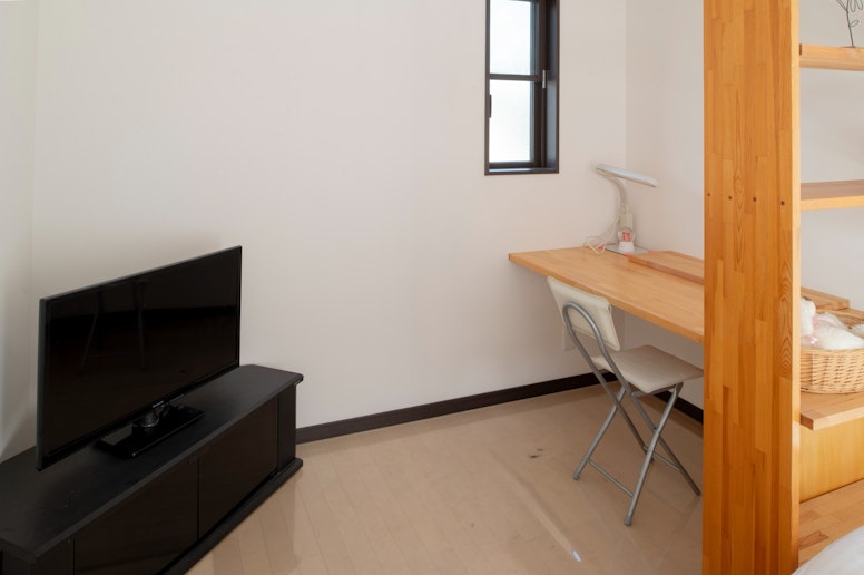 TVとワーキングスペースとしても活用いだけるスペースをご用意！ちょっとした作業もできる宿です！