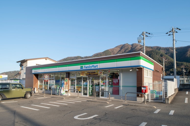 周辺にはコンビニもあります。