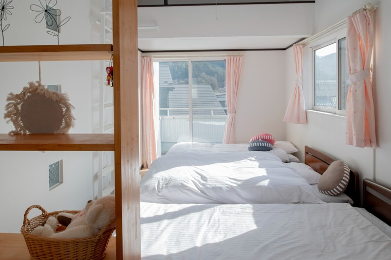 作業スペースからの風景です。大きな窓と小窓の2つがあり、自然の光が溢れています。