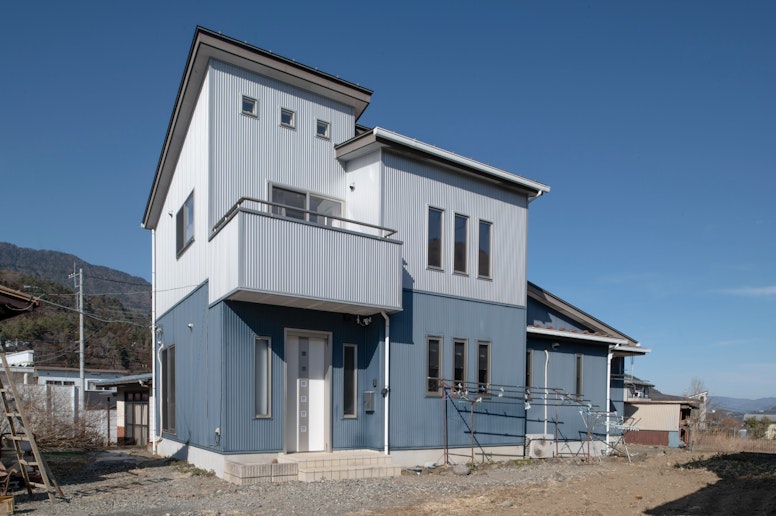 外観デザインです。縦長の窓を各所に配置し、洗練されたシャープなデザインに仕上げています。