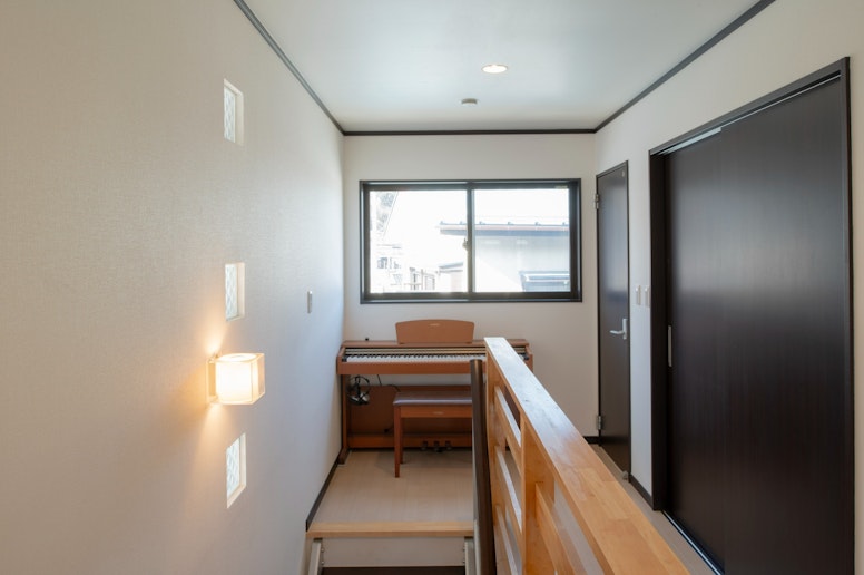 踊り場スペースのピアノです。ピアノを弾く音が1Fと2Fに響きます。