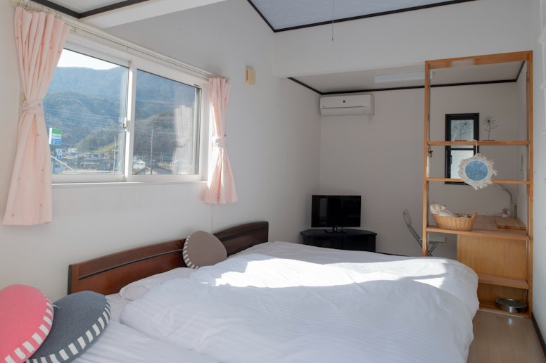 寝室と一体式となった作業スペースです。TVを見ながら会話するも良し。作業をしながら眠る家族を見...