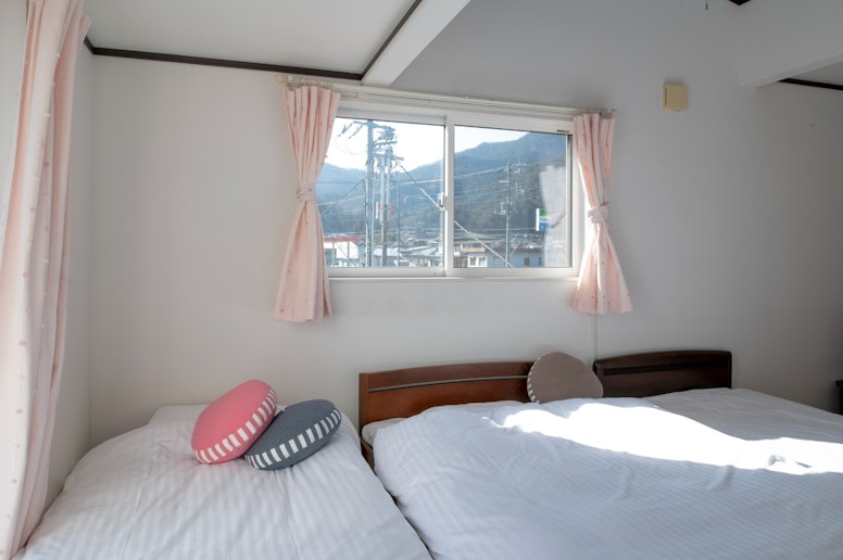 寝室には採光を取り入れる窓。夜は景色を見ながら、普段はできない「会話」を家族や友人とご一緒に...