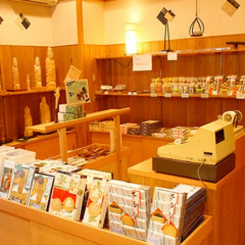 *土産コーナー/下呂温泉・飛騨の銘菓や特産品をご用意しています。