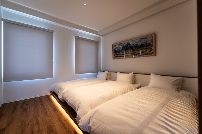 寝室　シングルベッド3台