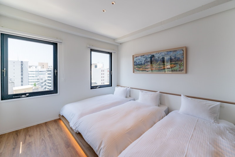 寝室　シングルベッド3台