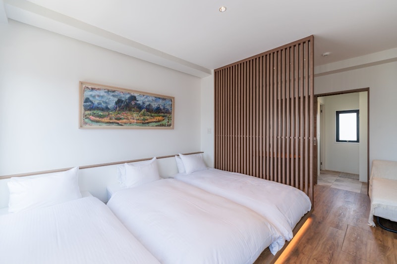 寝室　シングルベッド3台